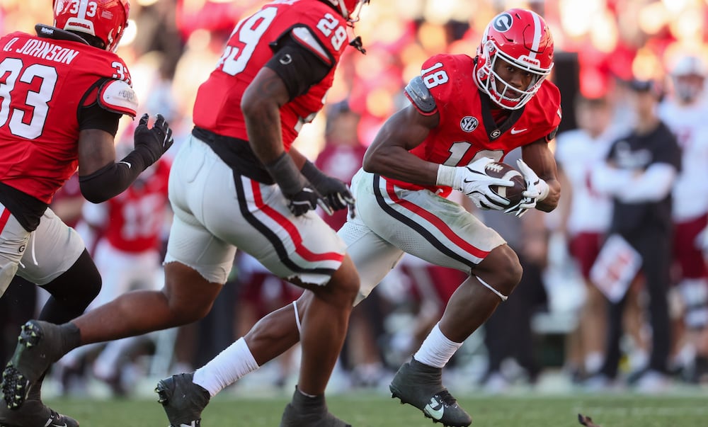 Georgia linebacker Chris Cole returns a UMass fumble for a touchdown on Saturday, Nov. 23, 2024. (Jason Getz/AJC)