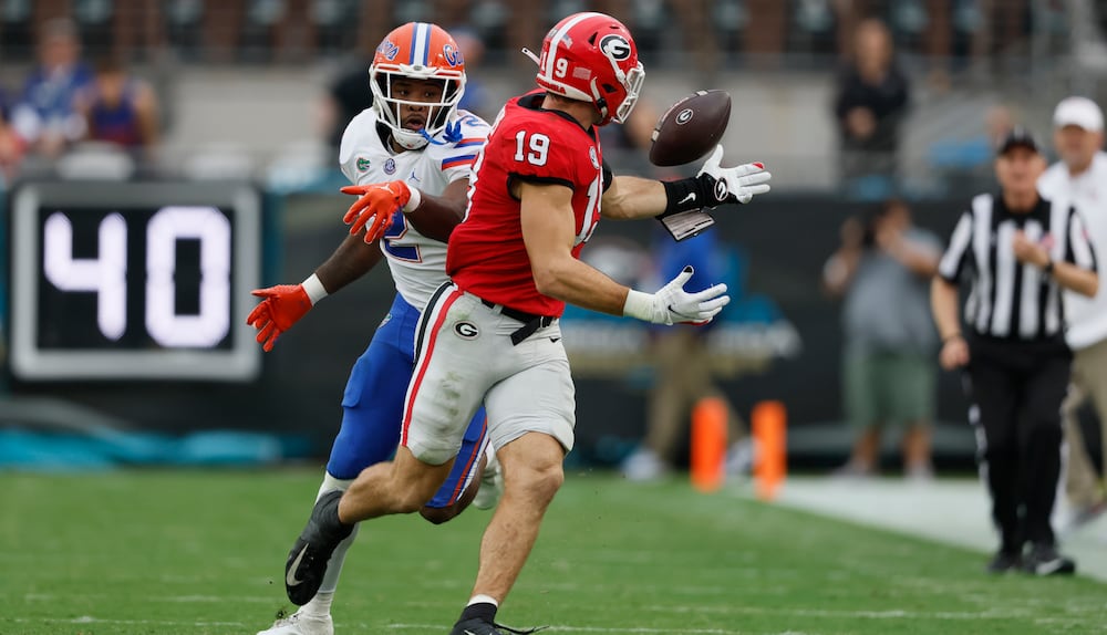 After making an incredible catch, tight end Brock Bowers runs for a 73-yard touchdown against Florida in 2022. (Jason Getz/AJC)