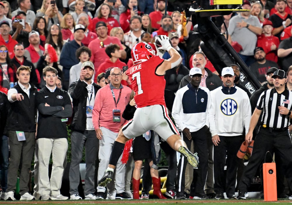 Georgia tight end Lawson Luckie makes a touchdown catch during their game against Texas at Sanford Stadium on Saturday, Nov. 15, 2025, in Athens. (Hyosub Shin/AJC)