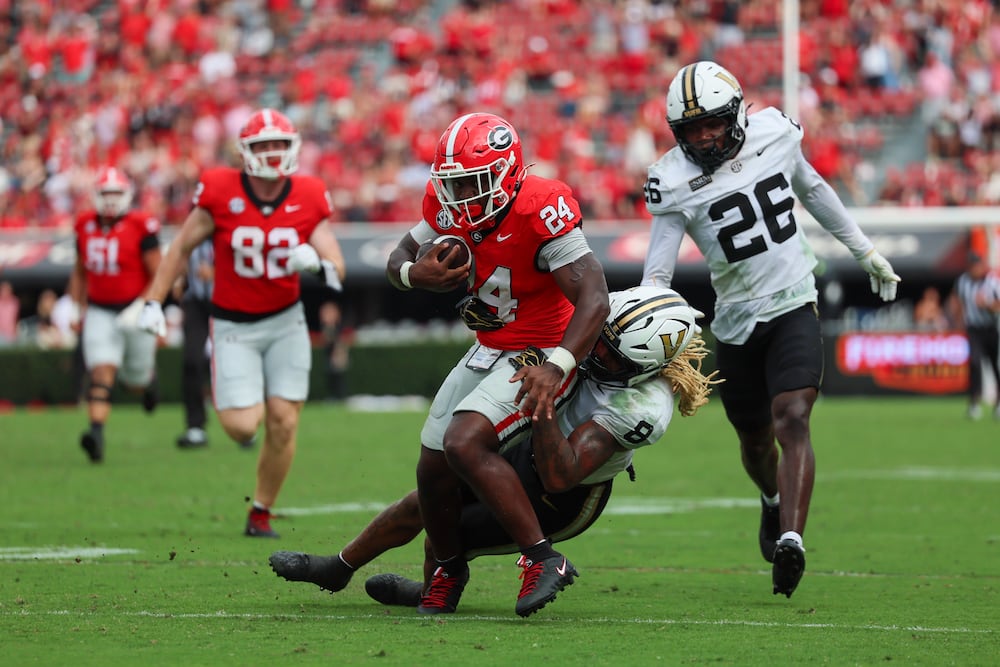 Georgia running back Bo Walker racks up 58 yards before being taken down by Vanderbilt safety CJ Heard. (Jason Getz/AJC)