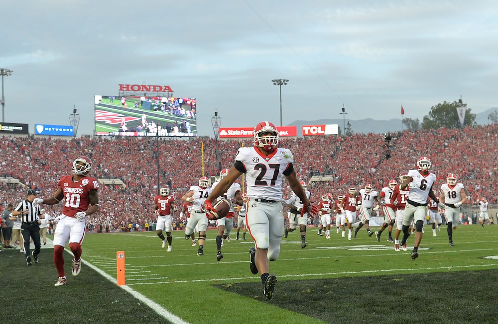 Georgia running back Nick Chubb scores a touchdown against Oklahoma during the second half of the Rose Bowl on Monday, Jan. 1, 2018, in Pasadena, Calif. (Hyosub Shin/AJC)