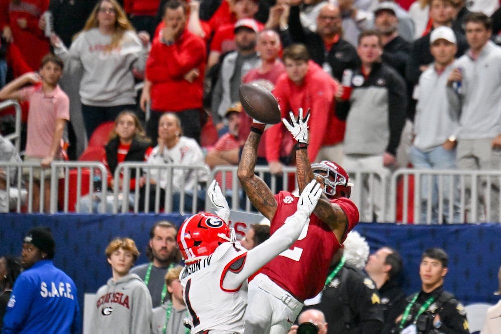Alabama wide receiver Ryan Williams (right) is unable to catch an intended touchdown pass under pressure from Georgia defensive back Ellis Robinson IV during the SEC championship game at Mercedes-Benz Stadium on Saturday, Dec. 6, 2025, in Atlanta. (Hyosub Shin/AJC)