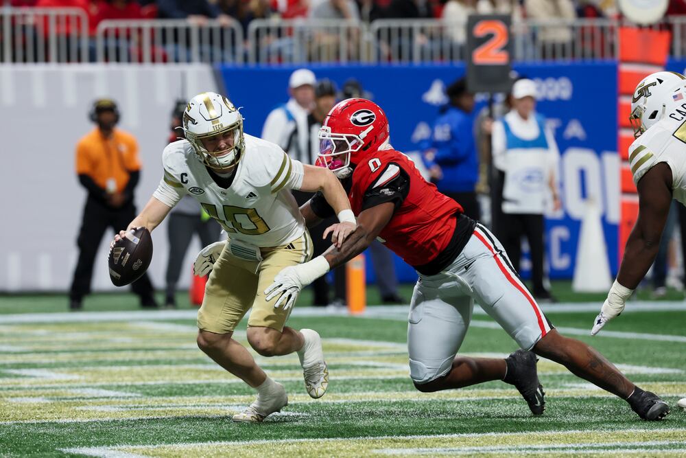 Georgia linebacker Gabe Harris Jr. (0) pressures Georgia Tech quarterback Haynes King (10) during the first half in their NCAA game at Mercedes-Benz Stadium, Friday, Nov. 28, 2025, in Atlanta, Ga. Georgia won 16-9. (Jason Getz / AJC)
