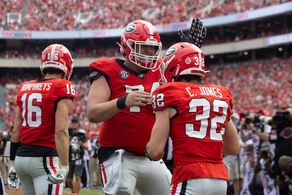 Georgia offensive lineman Drew Bobo (center) congratulates Cash Jones (right) after a touchdown against Kentucky in October in Athens. (Jason Getz/AJC 2025)