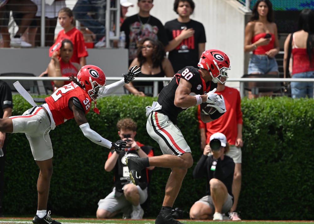 Georgia tight end Kaiden Prothro (right) makes a touchdown catch during the 2026 G-Day spring football game at Sanford Stadium on Saturday, April 18, 2026, in Athens. (Hyosub Shin/AJC)