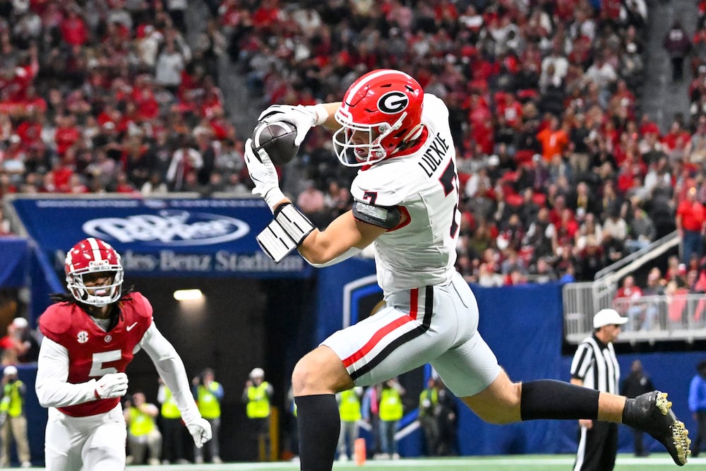 Georgia tight end Lawson Luckie makes a catch against Alabama defensive back Dijon Lee Jr. during the SEC championship game at Mercedes-Benz Stadium on Saturday, Dec. 6, 2025, in Atlanta. (Hyosub Shin/AJC)