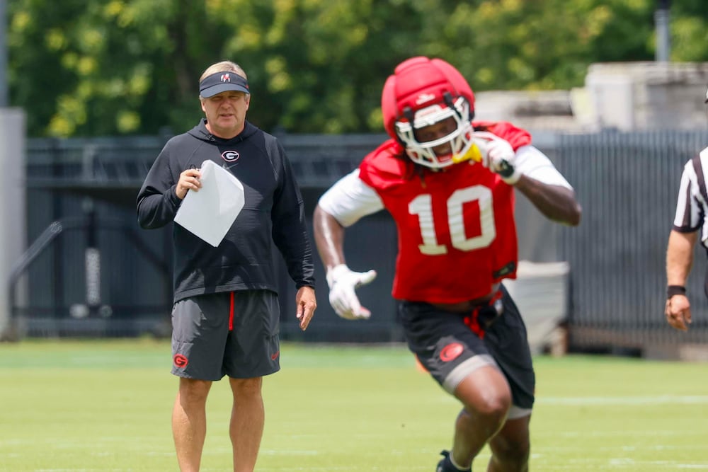 Georgia coach Kirby Smart (left) watches tight end Elyiss Williams during their first fall football practice on Wednesday, Aug. 5, 2026, in Athens. (Miguel Martinez/AJC)