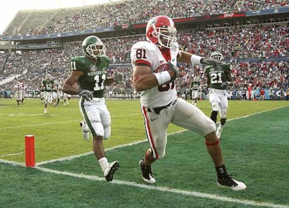 Georgia tight end Aron White (81) scores a touchdown in front of Michigan State defender Marcus Hyde on a pass from quarterback Matthew Stafford (7) in the third quarter.