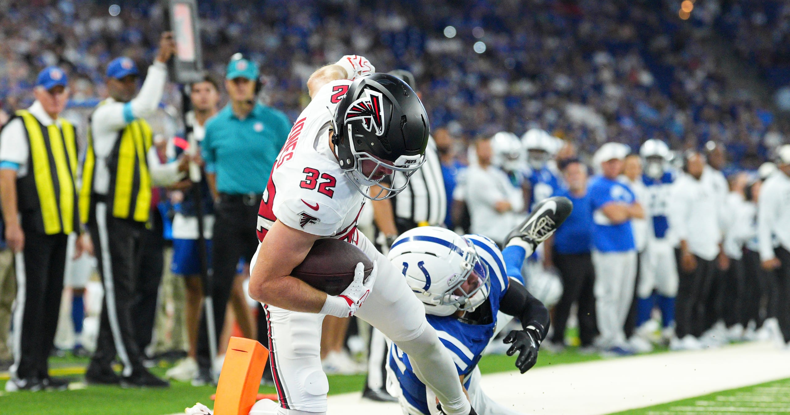 Cash Jones flies high for Atlanta Falcons, tops 100 total yards in 34-6 win