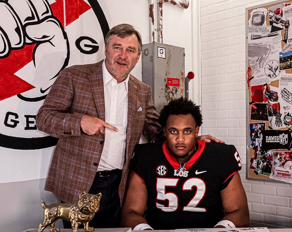 4-star Class of 2027 DL plays for Ramsay High School in Birmingham. He's one of the top targets for Georgia this cycle. He poses here on his UGA official visit photo shoot. (Courtesy photo)