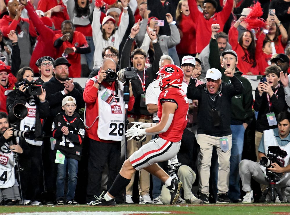 Georgia tight end Lawson Luckie (7) scores a touchdown during the second half in an NCAA football game at Sanford Stadium, Saturday, November 15, 2025, in Athens. Georgia won 35-10 over Texas. (Hyosub Shin / AJC)