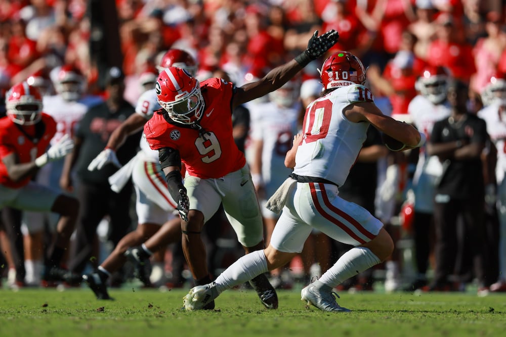 Georgia linebacker Chris Cole (center left) pressures Oklahoma quarterback John Mateer during the second quarter of their SEC football game at Sanford Stadium, Saturday, Sept. 26, 2026, in Athens. Georgia won 41-13. (Jason Getz/AJC)