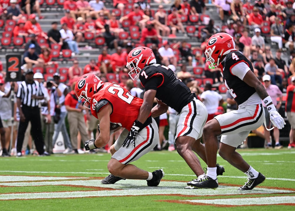 Georgia tight end Jaden Reddell (left) falls after making a catch during the G-Day spring football game at Sanford Stadium on Saturday, April 18, 2026, in Athens. (Hyosub Shin/AJC)