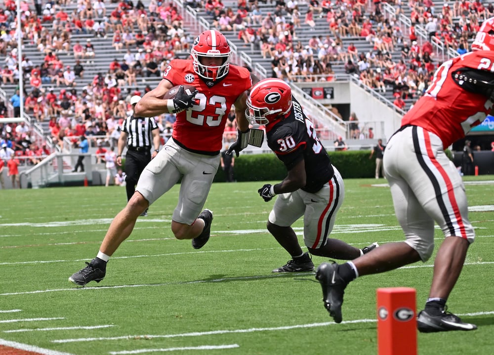 Georgia tight end Jaden Reddell (left) runs past Georgia linebacker Terrell Foster during the G-Day spring football game at Sanford Stadium on Saturday, April 18, 2026, in Athens. (Hyosub Shin/AJC)