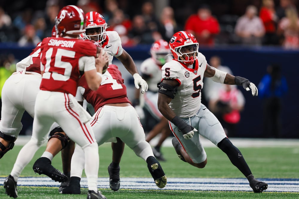 Georgia linebacker Raylen Wilson (right) puts pressure on Alabama quarterback Ty Simpson (left) during the SEC Championship game at Mercedes-Benz Stadium on Saturday, Dec. 6, 2025, in Atlanta. Georgia won 28-7.