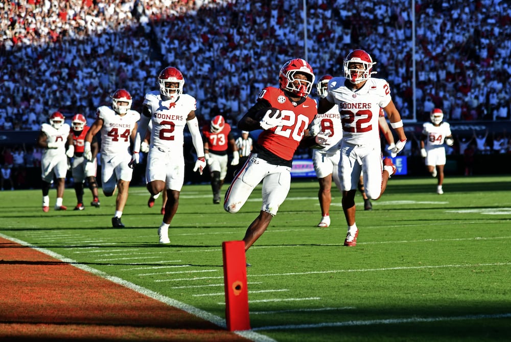 Georgia running back Dwight Phillips Jr. (center) runs for a touchdown during the second half against Oklahoma on Saturday, Sept. 26, 2026, at Sanford Stadium in Athens. (Hyosub Shin/AJC)