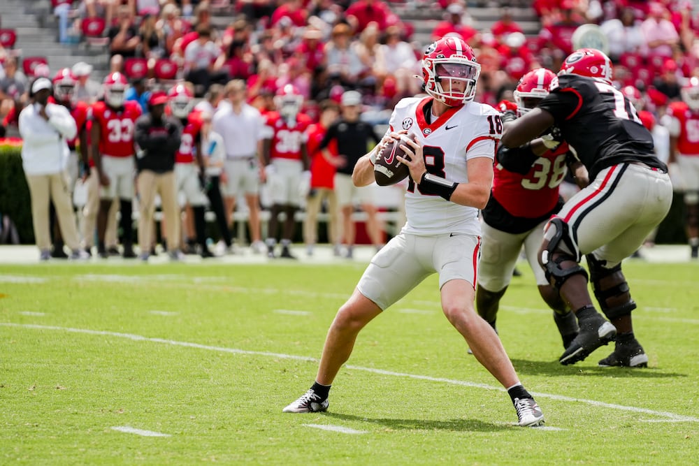 Georgia quarterback Bryson Beaver (center) during Georgia's annual G-Day spring game on Dooley Field at Sanford Stadium in Athens, on Saturday, April 18, 2026. (Tony Walsh/UGAAA)