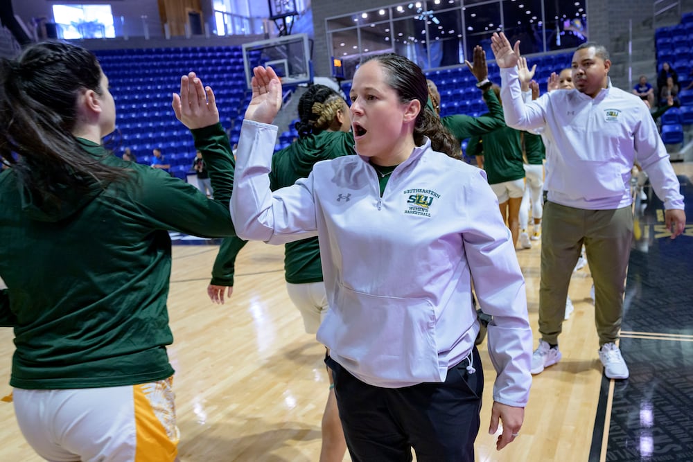 Southeastern Louisiana head coach Ayla Guzzardo (center) slaps hands with Southeastern Louisiana guard Hailey Giaratano before the finals of the Southland Conference women's tournament in Lake Charles, La. (Matthew Hinton/AP)