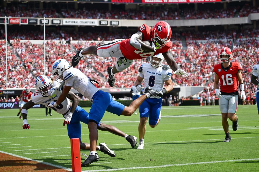 Georgia tight end Elyiss Williams dives into the end zone for a touchdown during the first half in an NCAA football game at Sanford Stadium on Saturday, Sept. 5, 2026, in Athens. (Hyosub Shin/AJC)